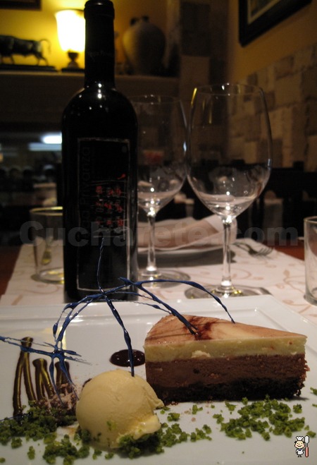 Botella de vino y postre de tres chocolates totalmente... ¡Gratis! en El Pedrusco de Aldealcorvo - © Cucharete.com